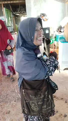 berada di pasar minggu catur kalimatan tengah acil2 bersuara merdu☺
