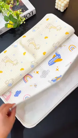 Ngoài làm tấm lót khi thay bỉm các mom có thể dùng tấm lót để cho bé nằm chơi hoặc lót lên nôi lên xe đẩy của con nha các mẹ #tamlotchongthamchobe #mevabe #xuhuongtiktok 