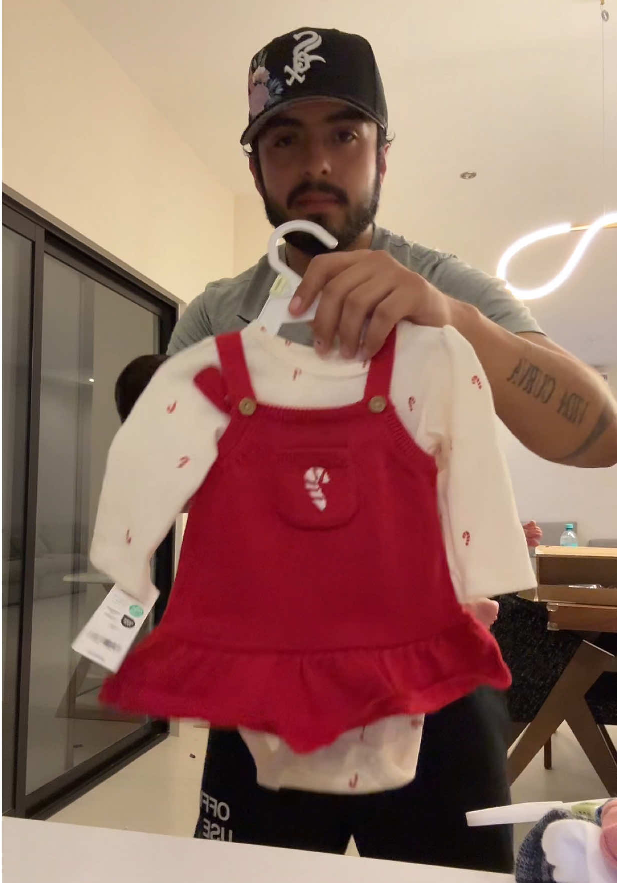 yo: explica a detalle Esteban: outfit de colegio católico ☝🏻 #isaliagomez #haul #mamadetres