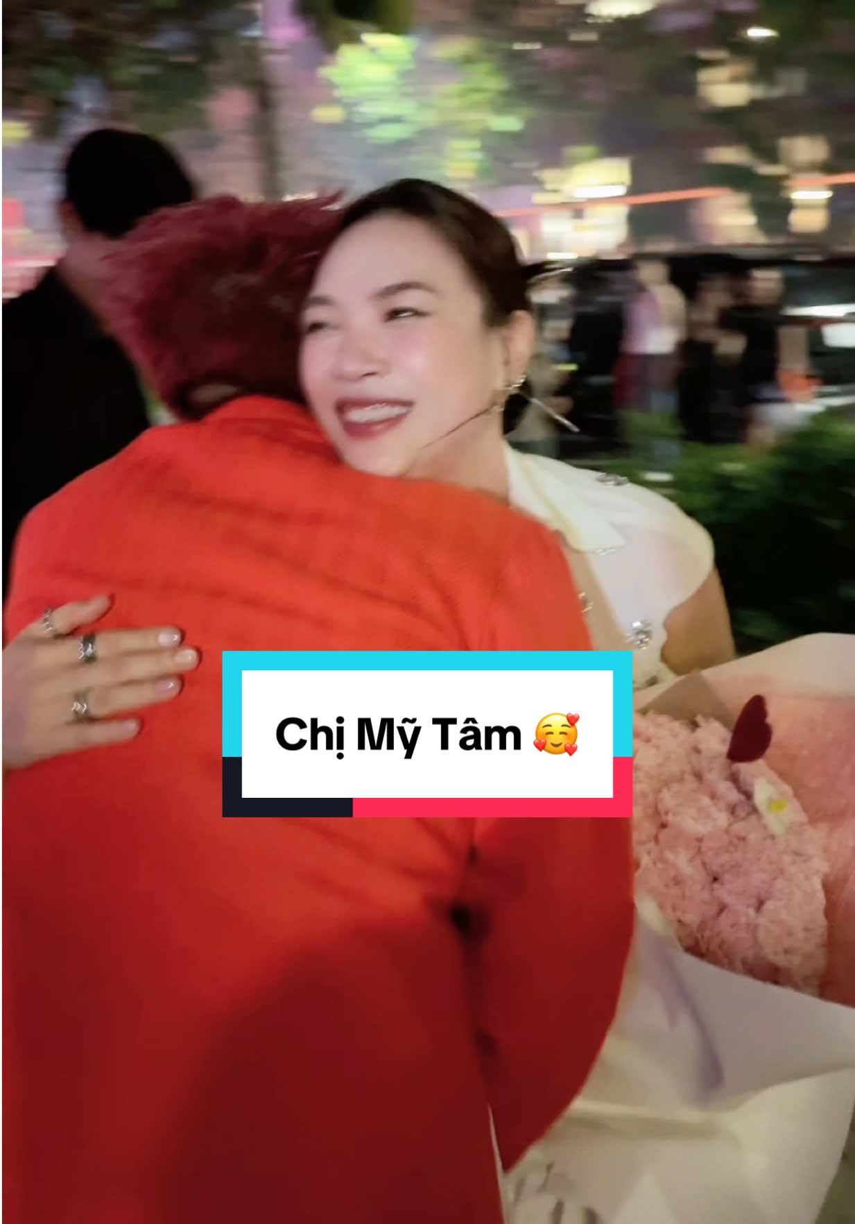 Lần đầu tiên mình được gặp chị Mỹ Tâm là vào 9 năm trước, đó cũng là lần cuối cùng mình được gặp chị. Lúc đó mình rất bất ngờ vì chị Tâm biết mình là ai. Và... hôm nay, sau ngần ấy năm gặp lại, mình hạnh phúc lắm vì chị ấy đã luôn quý mến mình như thế. 🥰🫂 #DuyKhanh #维庆周周  #MyTam 