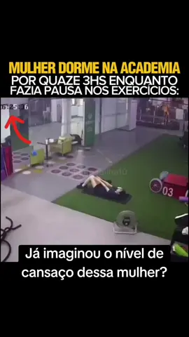 milher dorme por quase 3h na academia. Ela está fazendo abdominal e para pra o descanso, logo acaba  dormindo. Imagina o nível de cansaço dela. #cansada #academia #descanso 