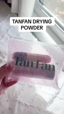 no more sticky tan days !!! ✨ the @TanFan Self Tan Drying Powder instantly sets your glow, removes tackiness, and leaves your skin feeling smooth and coconut scented!!! 🥥🌴 comes with the softest brush and pouch!! vegan, cruelty-free, and made in the USA 🇺🇸  #tanfan #selftanning #tanningpowder #tanning #selftanner 