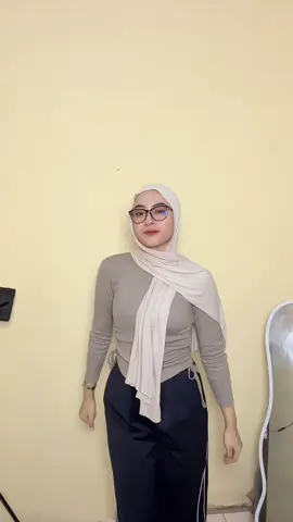 Enak kali ya kalo punya pacar tetangga #outfitideas #outfitinspo 