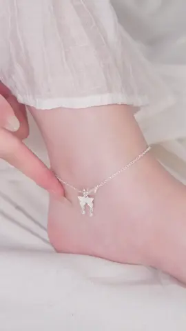 LC0143 phối thạch anh vàng ấm áp giúp mệnh Thổ và Kim thu hút may mắn và năng lượng tích cực. Một điểm nhấn rạng rỡ cho mọi bộ trang phục ✨ #daychuyenbactlee #lactaybactlee #khuyentaibactlee #trangsuc #tleejewelry 