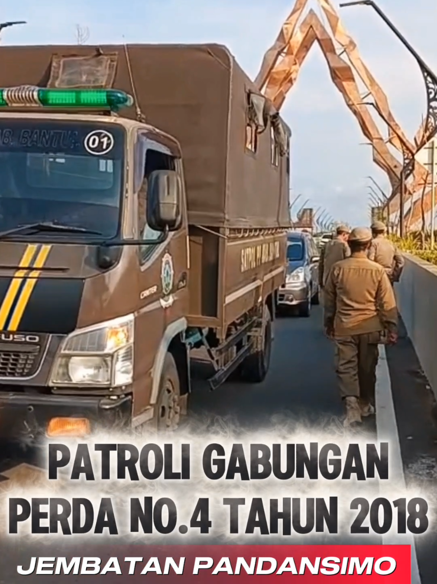 Patroli Gabungan di Jembatan Pandansimo Halo Sobat Praja! Satuan Polisi Pamong Praja Kabupaten Bantul bersama Dinas Perhubungan dan Polres Bantul melaksanakan patroli gabungan pada hari Sabtu, 18 Oktober 2025. Kegiatan ini digelar di wilayah Jembatan Pandansimo, Kalurahan Poncosari, Kapanewon Srandakan, sebagai tindak lanjut dari Peraturan Daerah Kabupaten Bantul Nomor 4 Tahun 2018 tentang Penyelenggaraan Ketentraman dan Ketertiban Umum. Dalam kegiatan tersebut, petugas melakukan patroli sekaligus sosialisasi kepada masyarakat untuk tidak berhenti atau berkerumun di tengah jembatan demi menjaga keselamatan dan kelancaran lalu lintas. Hasilnya, kegiatan berjalan lancar, aman, dan kondusif. Satpol PP Bantul terus berkomitmen menjaga ketertiban serta memberikan rasa aman bagi masyarakat. ✨ Bersama Wujudkan Bantul yang Tertib, Aman, dan Nyaman! #SatpolPPBantul #SobatPraja #PatroliGabungan #BantulTertib #Pandansimo 
