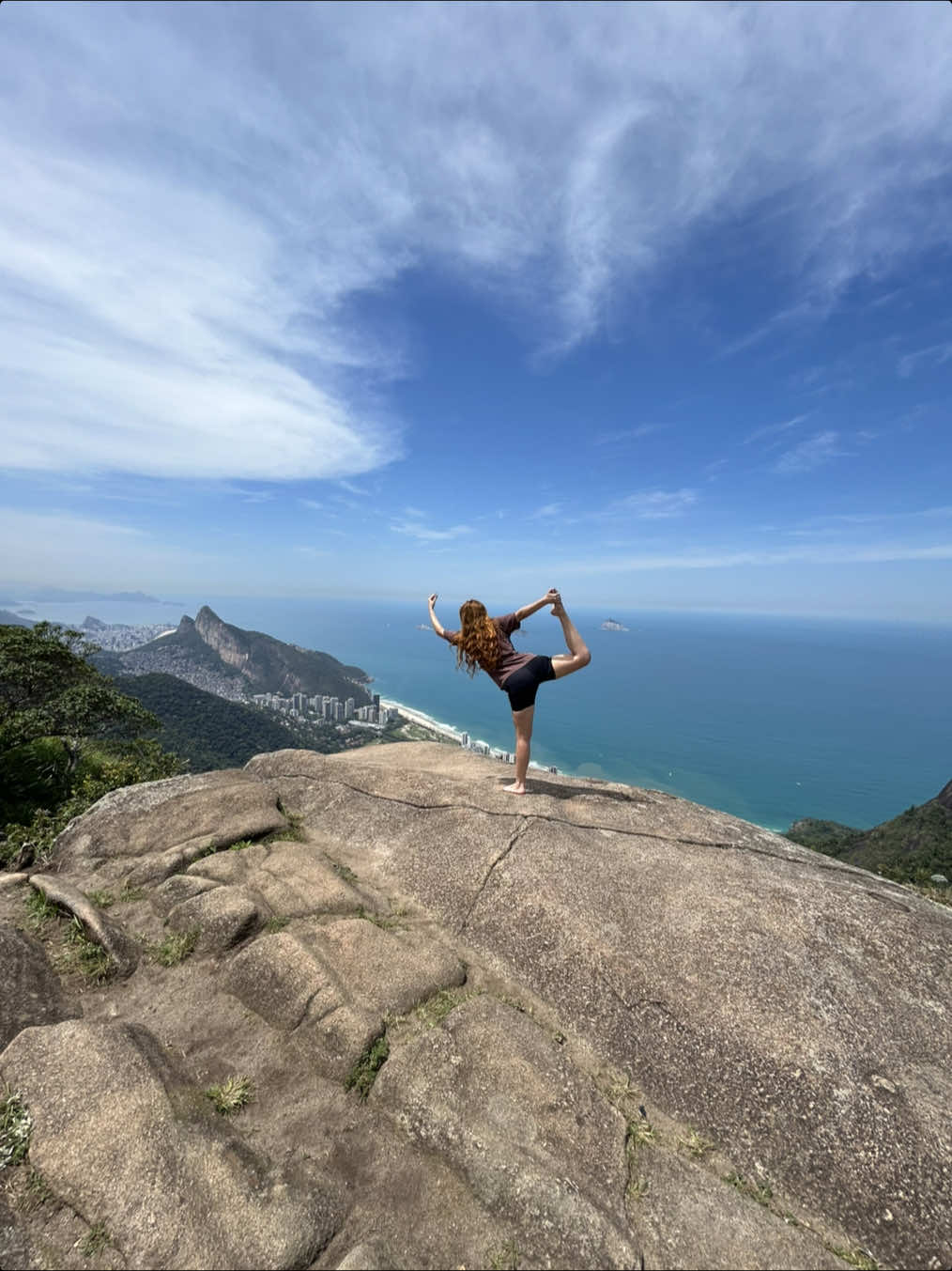 Não é só sobre o corpo físico. É sobre despertar. Sobre olhar pra dentro, enxergar a bagunça e, ainda assim, escolher recomeçar. (Olha a bagunça ao fundo no primeiro vídeo - socorro) É sobre se libertar do que pesava — não só no corpo, mas na alma. Eu não perdi apenas peso. Eu perdi medos, culpas, relações que me diminuíam, versões que já não me cabiam. Hoje, eu sou mais saudável. Eu sou mais leve. Mais consciente. Mais em paz. Como médica e nesse processo de despertar, dedico minha energia a cuidar do bem-estar físico e mental — porque entendi na pele que saúde é equilíbrio, é presença, é propósito. Estamos juntos nesse caminho de cura, leveza e consciência.  Porque quando a mente se cura e o coração se alinha com o fluxo da vida, o corpo apenas acompanha. ✨ #TransformaçãoReal #MudançaDeVida #AntesEDepois #RenascimentoPessoal