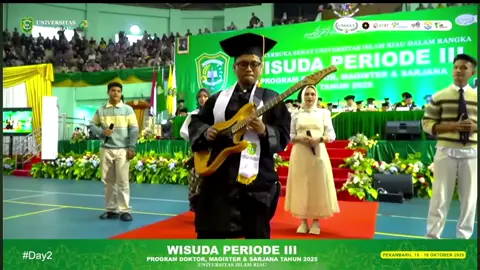 Last dance bersama orang-orang hebat!🎓 @uir.official @barasuara  #uir #uirpekanbaru #uirunggul #wisuda #terbuangdalamwaktu 