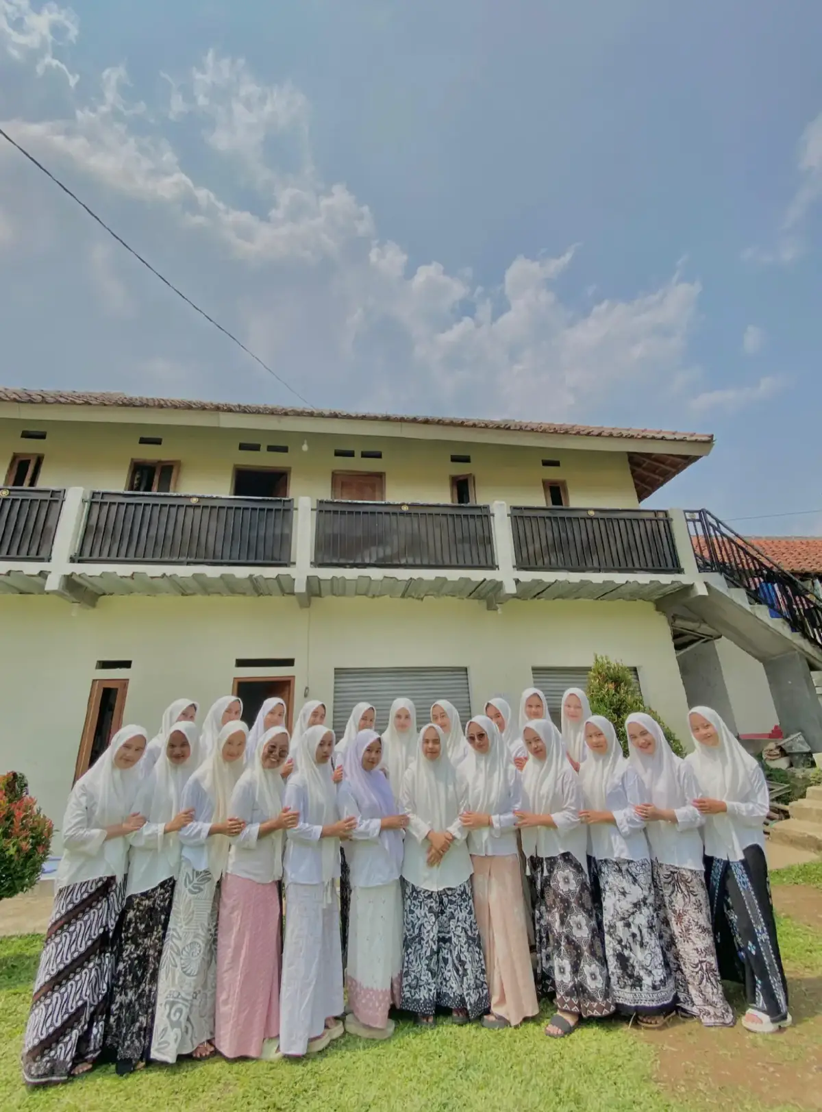 Diantara segala komenan negatif tentang pondok pesantren, aku tetap yakin bahwa barokah guru itu seperti angin, tidak terlihat namun bisa di rasakan🥹🫶🏻 #fypage #masyaallahtabarakkallah #santrikeren #santriindonesia 