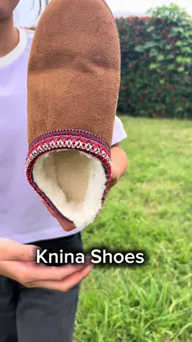 冬の足元、もう我慢しない。 Knina Shoesのプレミアムスリッパで、毎日にちょっとした贅沢を。 ✅ プレミアムスエード＆強化ステッチで耐久性◎ ✅ 裏地はふわふわ毛皮で極上の履き心地 ✅ 高品質アウトソールで屋外でも安心 ✅ 簡単お手入れで清潔キープ ✅ ルームウェアにも、ちょっとした外出にもマッチ スタイルも、快適さも、どっちも妥協しないあなたへ。 #KninaShoes   #冬スリッパ   #ルームシューズ   #あったかグッズ   #おうち時間 