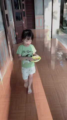 Con là điều duy nhất bố tự hào trong cuộc sống này . ❤️ sau này bố sẽ kiếm 1 người thực sự yêu thương 2 bố con mình . Không lăng nhăng phản bội bố con mình 😊 . Vui vẻ mỗi ngày con nhé ❤️❤️ Yêu #PhamQuynhChi 