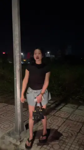 Cô bé này mới từ trên bản xuống Bắc Ninh nhìn tội ghê 😂#vangtong #thinhhanh 