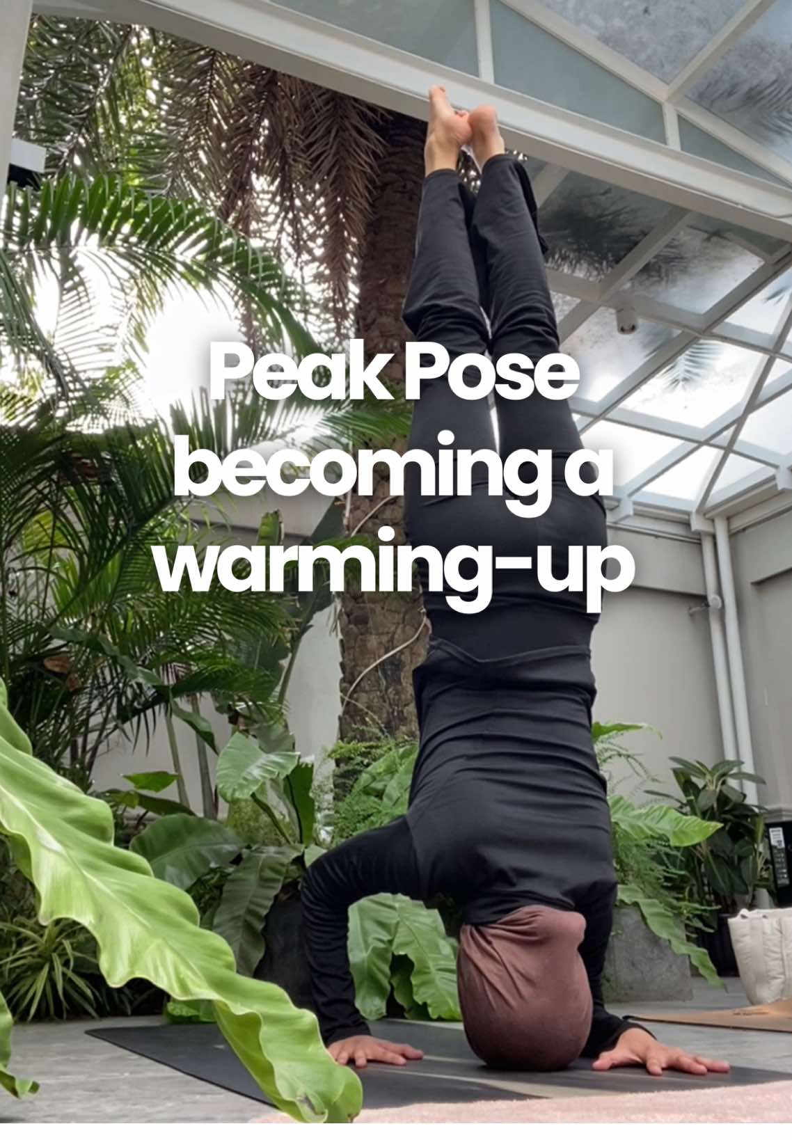 Kapankah handstand itu jadi warming up instead of peak poses nantinya hanya Tuhan yang tau 🪷 . . #yogatok #wellness #yogajakarta #Lifestyle #sundaymorning 
