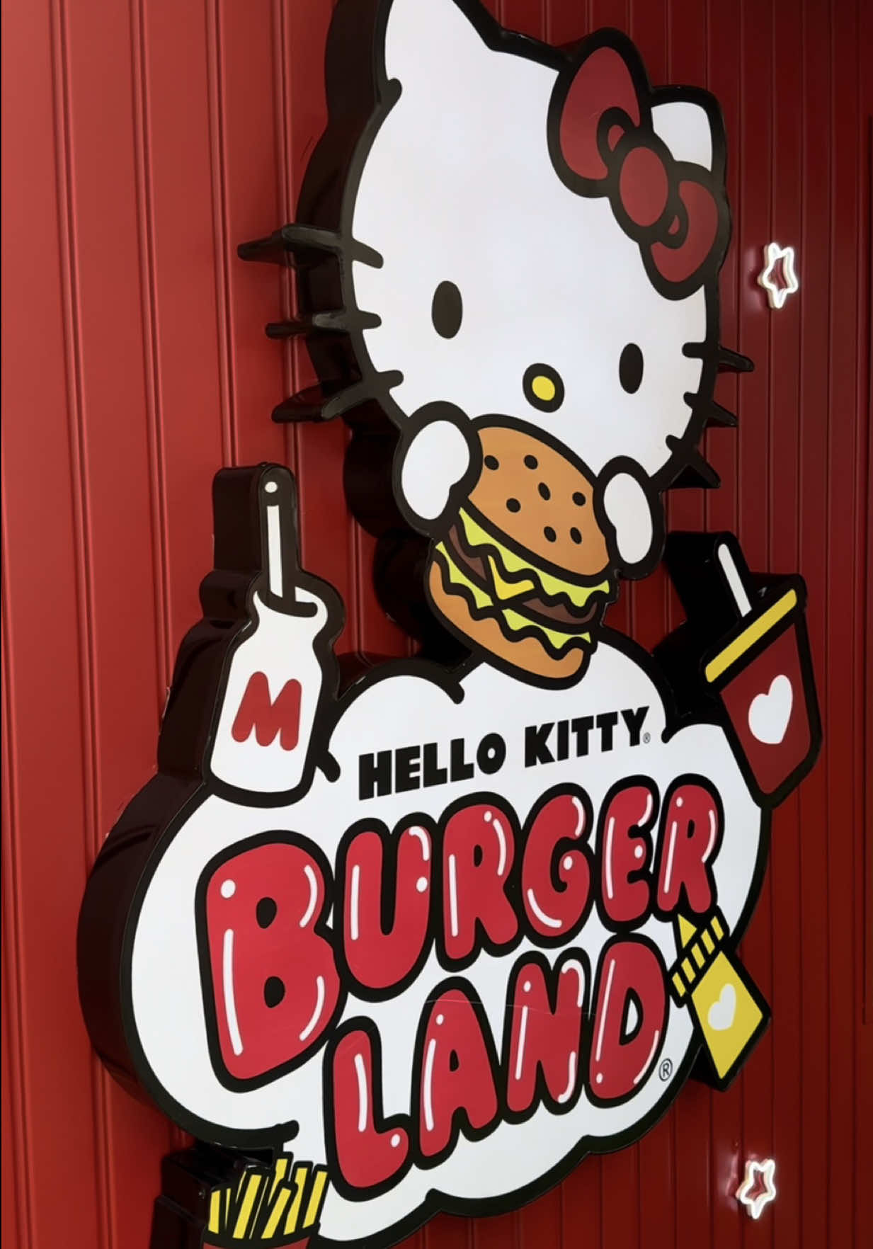 🎀🍔 ¡Hello Kitty llegó a León! Fuimos a Hello Kitty Burgerland en Foro 4 y sí 🤤… las hamburguesas están buenísimas. 🎈 Mucha gente, música, fotos y pura vibra rosa 💕 📍 Foro 4  💭 ¿Ya fuiste o te vas a lanzar? 😍