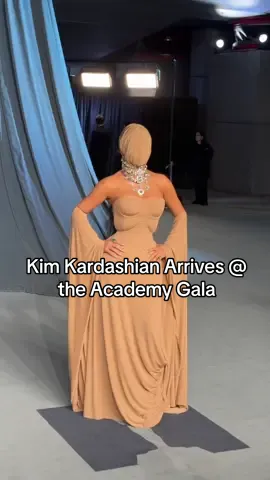 She’s flying blind! Kim Kardashian has stepped out for the #AcademyGala in a look straight from Maison Margiela’s Fall 2025 runway, face covering included. See more of tonight’s best dressed guests at the link in bio. 