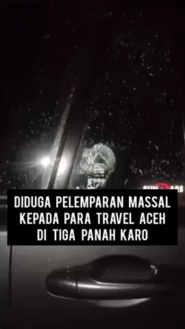 Terjadi pelemparan batu oleh orang yang tidak dikenal disekitaran jalan lintas Kabanjahe-Merek Kecamatan Tiga Panah pada Sabtu malam 18/10/25.