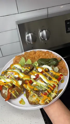 Steak fajita loaded baked potatoes 😮‍💨❤️  #dinner #cookwithme #recipes @Dan-O’s Seasoning @Kinder's Flavors 