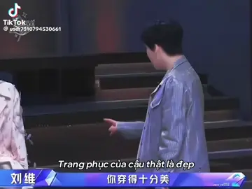 Đẹp đẽ toàn diện. Giọng nói trong trẻo Khi hát thì ấm áp lạ thường Khi đi dáng thẳng bước từng bước nhẹ nhàng chậm rãi như người nữ nhưng lại đầy khí phách của nam nhân. Mặt không 1 góc chết Bất chấp mọi quần áo cũ, rẻ tiền, vẫn long lanh đẹp đẽ. “Tiên khí” là từ vốn k thể tùy tiện để nhận xét, nhưng Dương Mịch đã thay tất cả chúng tôi nhận xét về bạn. 1 loại tiên khí xa vời với nhân gian nhiễm ô này! #justiceforyumenglong于朦胧 #YuMenglong #loveyumenglongforever 