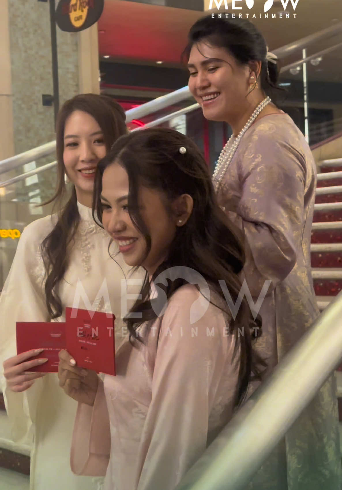Bắt gặp nhiều khán giả diện áo dài xuất hiện đến xem show “Sketch A Rose” của Hà Anh Tuấn tại Los Angeles thấy mà lòng quá tự hào #TikTokAwardsVN #Meowentertainment #Tiktokgiaitri #HaAnhTuan #Sketcharose 