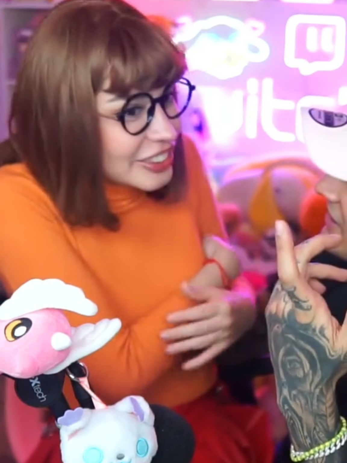 #crystalmolly en #Twitch | 😂 Cuando el juego se vuelve demasiado real... ¿Quién se atreve a saltar así? ¡CristalMolly al ataque! 💥 #foryoupage #twitch #amigos #lacobraaaclips #lacobra