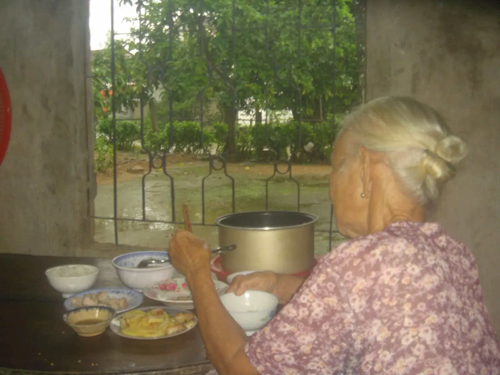 Bà không còn trẻ… nhưng tay bà vẫn luôn nấu ngon như ngày con còn bé. #hcuangoai #comnha #binhyen #hanhphuc #mua 
