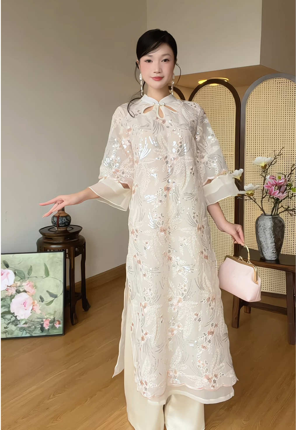 Tựa sương mai khẽ rơi trên cánh lụa, nàng Tố Trân dịu dàng mà kiêu sa — một dáng hình quý phái đọng lại trong từng ánh nhìn.  #sd395 #aodaithietke #AodaiCollection #aodailana 