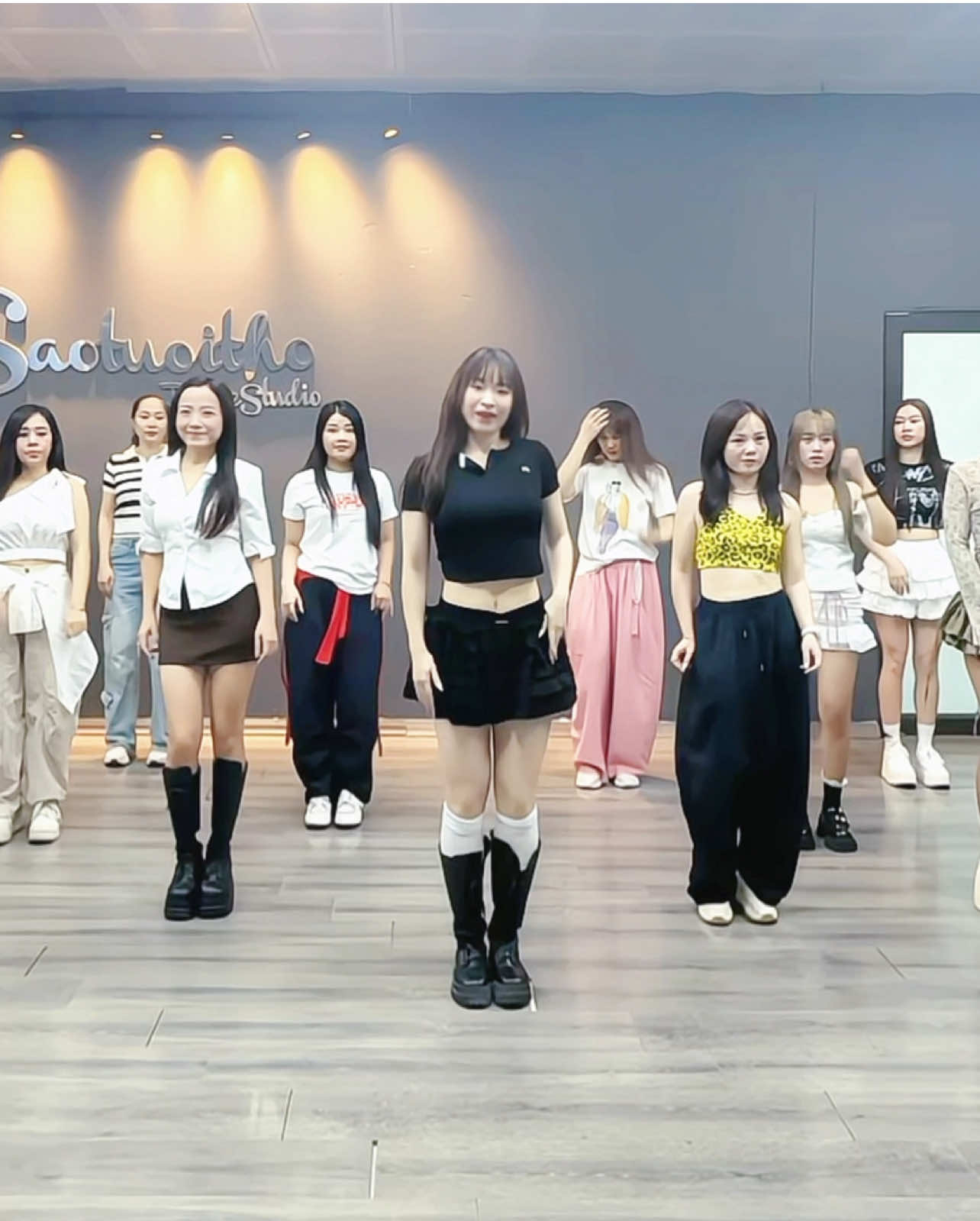 Right now na na na naaaa.. ❤️‍🔥🔥 Lớp sáng ngoan xinh iu 😍 #xh #viral #fyp #foryou #trending 