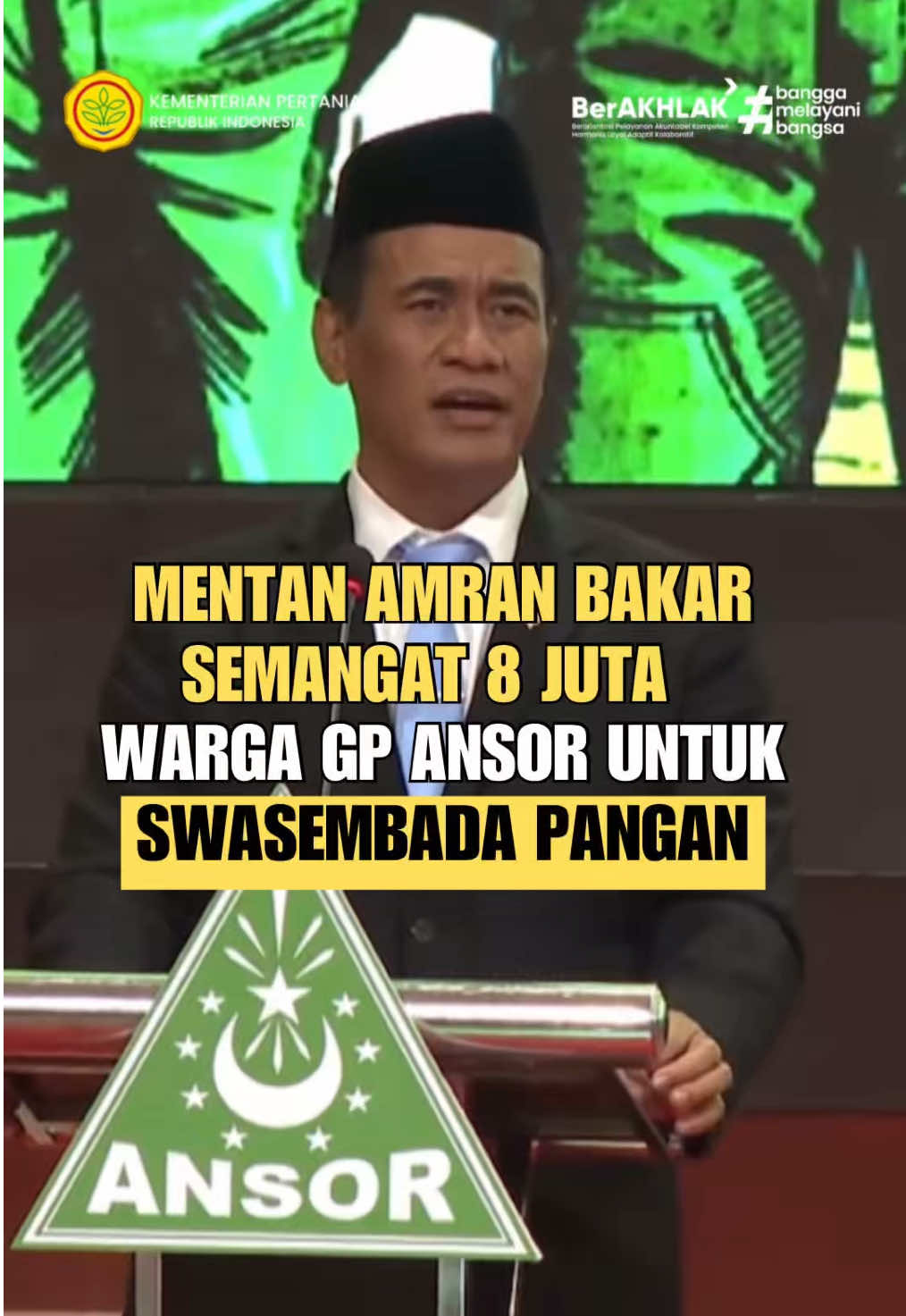 SobaTani, Menteri Pertanian, Andi Amran Sulaiman, membakar semangat delapan juta kader GP Ansor untuk bersama membangun kedaulatan pangan dan kemandirian ekonomi rakyat. Dalam Simposium Gerakan Ekonomi Rakyat di Bandung, Mentan Amran mengajak Ansor menjadi motor kebangkitan ekonomi desa melalui sektor pertanian. Ia menegaskan, Indonesia bisa menjadi lumbung pangan dunia jika pemuda ikut bergerak dan menghidupkan lahan-lahan tidur di seluruh daerah. Amran juga mendorong kolaborasi konkret dengan program penanaman jagung di lahan 1.000 hektare yang akan dikawal langsung Kementan. Sementara itu, Ketua Umum GP Ansor Addin Jauharuddin menegaskan komitmen mendukung Kementan lewat pengembangan peternakan ayam terpadu di 22.800 desa. Gerakan ini diharapkan dapat membuka lapangan kerja, meningkatkan ketersediaan protein, dan memperkuat ekonomi rakyat. #pertanianindonesia #ansorbanser #swasembada #pangan 