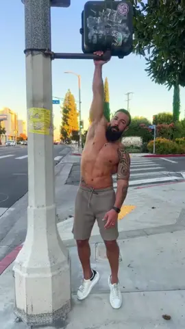 Who's going to maui?👑 #kingazoulay #fyp #usa 