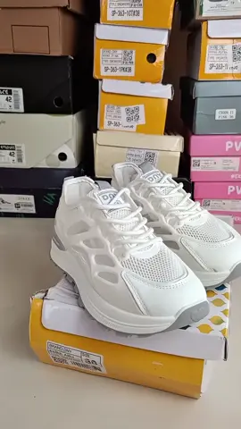 Sepatu ini cakep nihh fleksibel buat daily, nongkrong atau olahraga, sepatu dari @sepatu.dny #sepatudny #sepatudnyofficial #sepatucewe #sepaturunning #sepatuhangout 