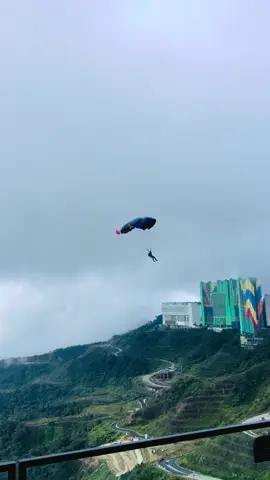 Nampak plak mat saleh ni aku lambai kt dia..nice landing bro 👍🏼 #Genting Highlands International BASE Jump 2025 #gentinghighlands