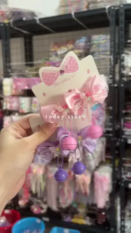 Kloter pertama! 😍🤩🤙🏻 RESTOCK LAGI JEPIT LONCENG! 🫡 Denger kata buguru, lonceng ini syusaaahh banget buat restockkk...  kalian ga usah pilih motif, ga usah pikirin nnti dipake buat apa, dipake kapan, ADDUUHH barang ini langka banggetttt . mending ambil semua motif, pasti kepakkkeeee 😖 drpd milih2 trus malah kehabisaaannn? Ga restock lagi? Kepikiran deeehhh🫣😆🤣 #aksesorisviral #aksesorisviral #jepitanlonceng #kuromilonceng 