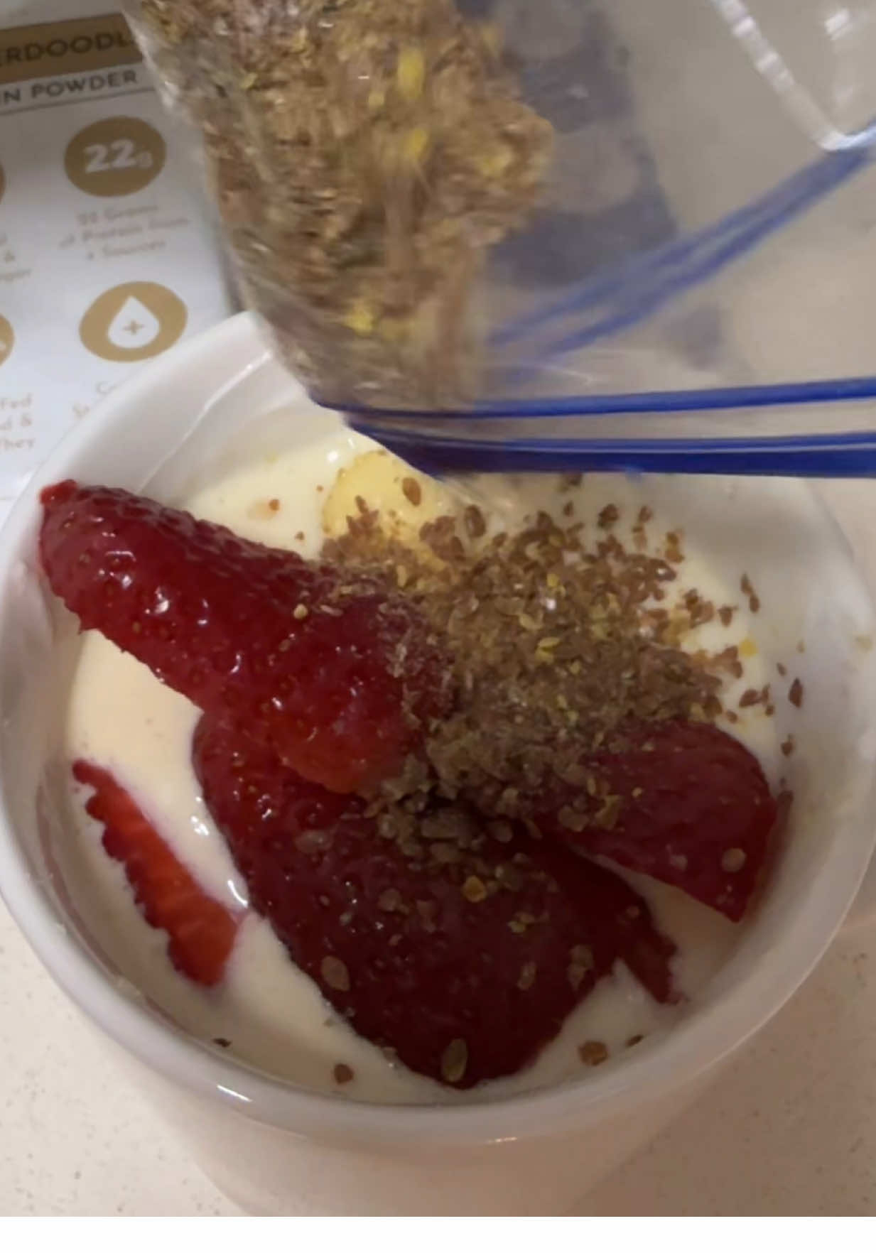 Cual hacemos mañana fresas con crema o limón 🍓🍋?  #yogurtbowl #healthysnacks #snacks #merienda #fallfestival 