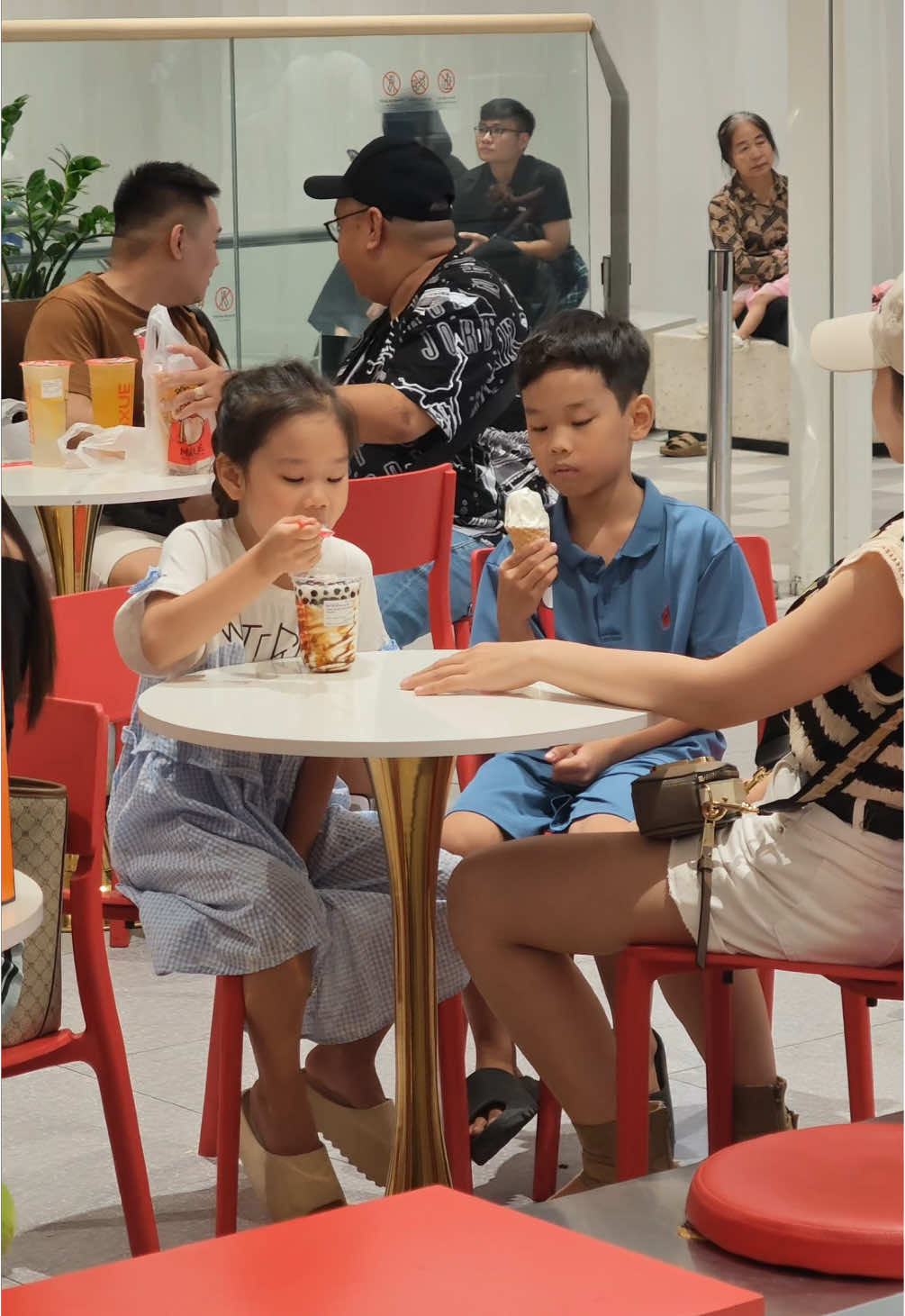 Let’s take the bite!😋#mixue #mixueicecreamandtea #mixueicecream #icecream 