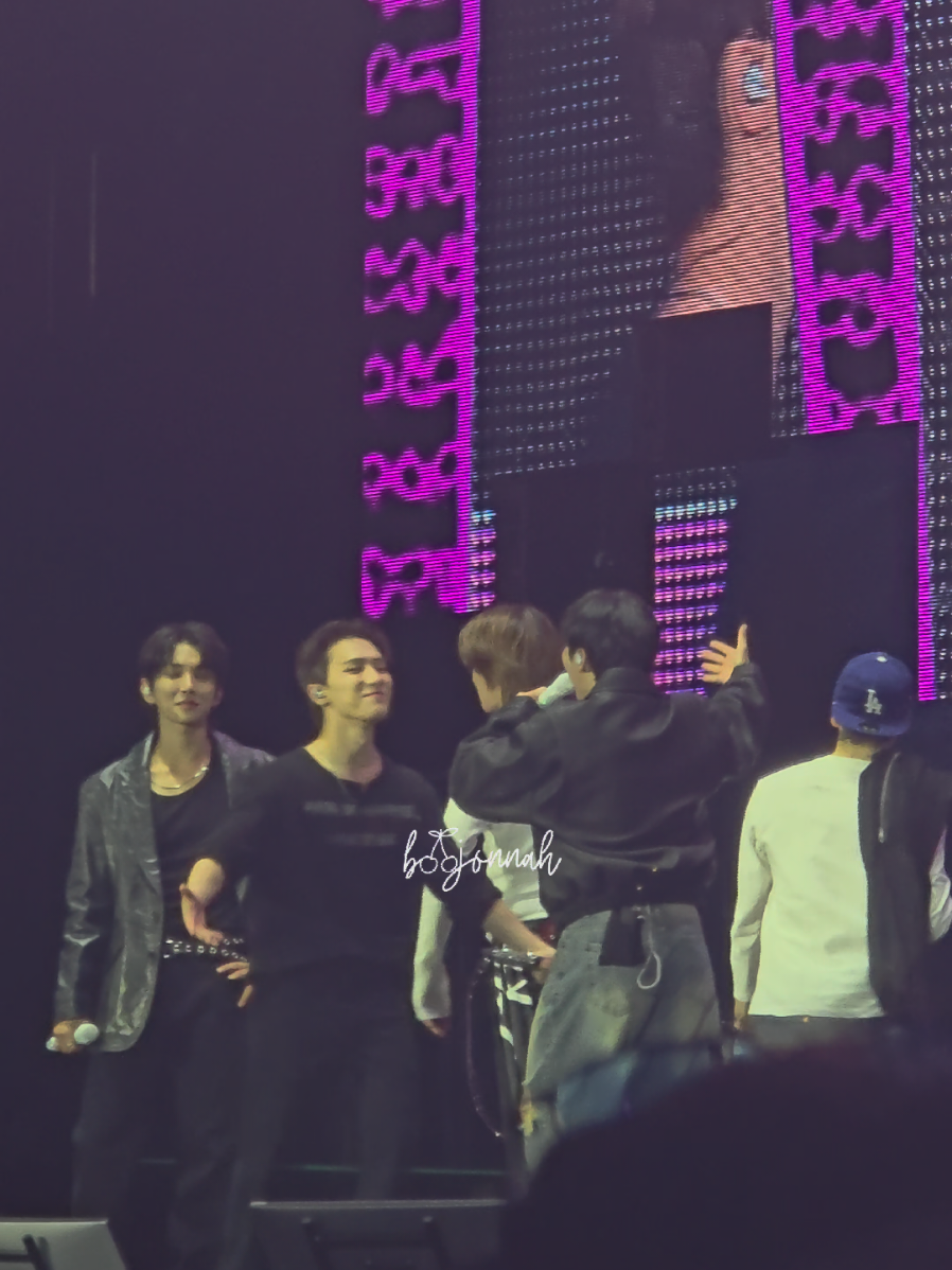 when dino was trying to hug seungkwan 🤣🤫 SAVAGE BOO 🤣 #svtinla  #seventeen  #svt #fyp 