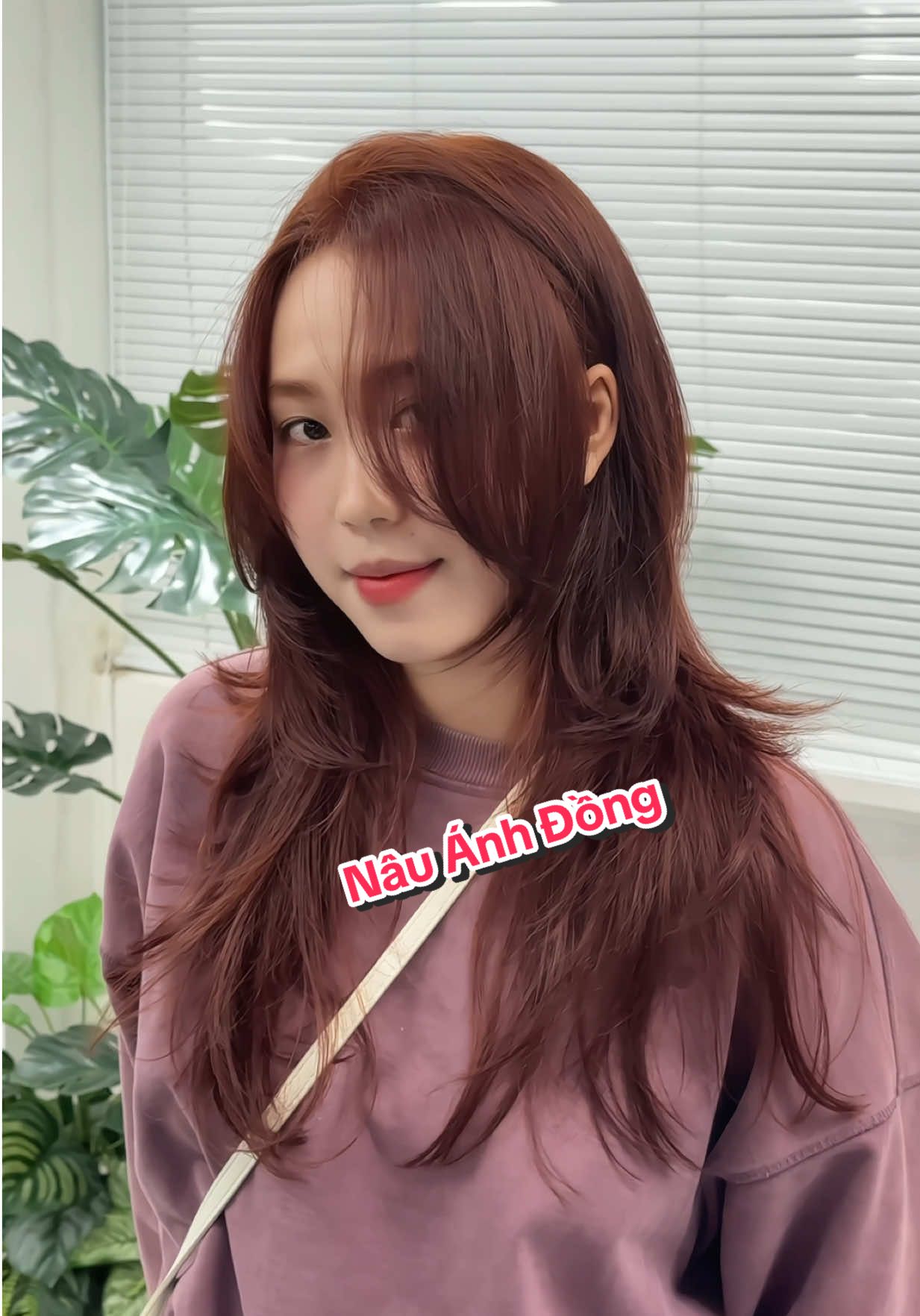 Màu tóc nâu ánh đồng này cũng không cần tẩy luôn nha! Nàng nào vẫn phân vân chưa biết chọn màu gì thì inbox 1USD tư vấn miễn phí cho nhen !Đừng quên 1USD đang ưu đãi từ 10%- 25% cho khách hàng đặt lịch hẹn trước nhen!#TikTokAwardsVN2023 #SportsOnTikTok #tocdep #hairstyle #phunu       