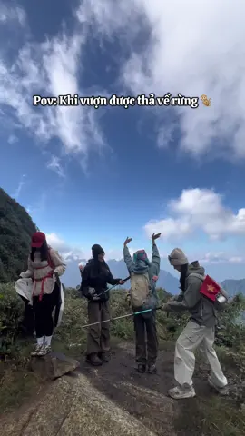 Kéo đàn trên Ngũ Chỉ Sơn 🌱🍃🌿⛰️🐒 @Tâm Thư @45kg thi đổi tên✨ @phuong☁️🏔️  #xuhuong #viral #trekking #nguchison2858m #pov 