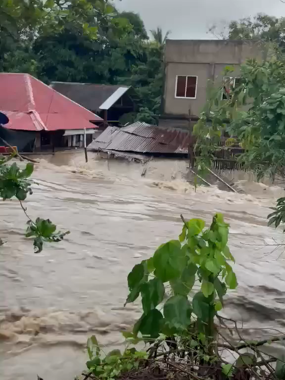 LAGPAS TAONG BAHA SA ROXAS CITY TUTOK BAGYO: Lagpas taong pagbaha sa Brgy. Sibaguan, Roxas City, kahapon, October 18. Ayon sa RMN Iloilo, ito ang unang pagkakataon na umabot sa ganito ang taas ng tubig-baha sa lugar. Nabatid din na ilang barangay pa sa Roxas City, Capiz ang lumubog sa baha bunsod ng malakas na ulan dulot ng Bagyong #RamilPH. | via RMN Iloilo 🎥: Truman Oabe #DZXLnews558 #RMNNews #TatakRMN