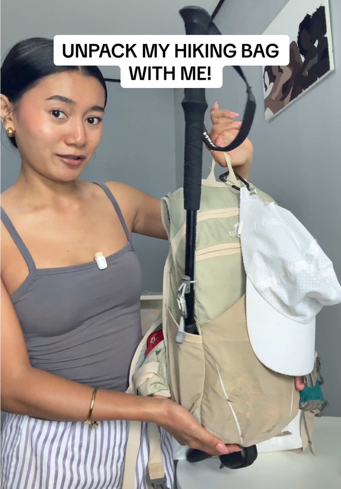 unpack my hiking bag with me! ⛰️🎒  #hikingbag #unpackwithme #hikingessentials #mountains #Hiking 