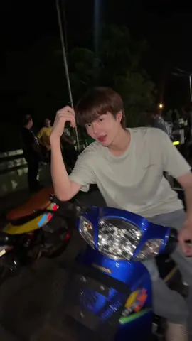 เชิญรับชมรับฟัง ซิงเกิลใหม่ล่าสุดของเขมนุ้ย แก๊งนักซิ่งสะดิ้งใจ 😎 กรีดยางอยู่อุบลฯ ไม่ปลอดภัย มาขับวินมอเตอร์ไซค์อยู่กับพี่รำพึง แง๊น ๆ 🏍️💨 Khemjira The Series EP11 #เขมจิราต้องรอดEP11 #เขมจิราต้องรอดseries  #KhemjiraTheSeries  #MandeeWork  #บันเทิงtiktok 