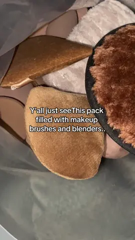 Stocking stuffers for makeup lovers!! #creatorsearchinsights #tiktokshopcreatorpicks #makeupbrushes 