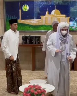 semoga Allah memanjang kan umur guru guru kita 🤲 #habibumarbinhafidz #إقتباس #حامد_بن_عمر_بن_حفيظ #الحبيب_علوي_بن_عبد_الله_بن_شهاب #أخبار_وأثار_الهدار 