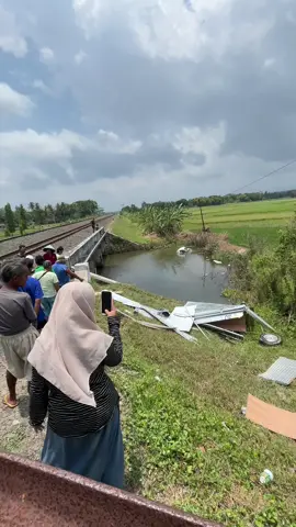 Kecelakaan mobil mbg tertabrak kereta di Desa Dewi,Kec Bayan,Kab Purworejo #infopurworejo #purworejo #keretaapi #mbg 