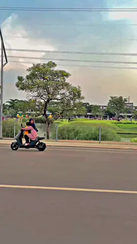 kalian mana tau, sekarang danau melody udah ramee bangettt  📍Danau Melody #danaumelodygadingserpong #dateideas #placegototangerang #melodylakeserpong 