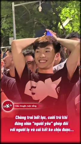 Chàng trai bất lực, cười trừ khi  đứng nhìn “người yêu” ghép đôi  với người lạ và cái kết ko chịu được…