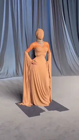   Kim will do anything to serve an iconic red carpet look—even if it means she can’t really see. #kimkardashian wore #maisonmargiela fall ‘25 couture by #glennmartens to the #AcademyMuseumGala this evening.