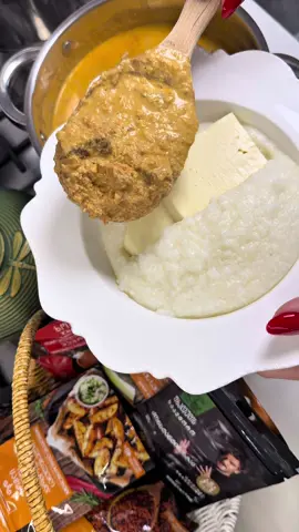 ნიგვზიანი ხარჩო  ინგრედიენტები: *საქონლის ხორცი-1 კგ, *ხახვი-1 დიდი თავი, *პომიდორი, *ტომატპასტა-1 ს/კ, *ნიგოზი-500 გრ, *ხარჩოს სუნელი-2ჩ/კ; *ნიორი-2 კბილი, *მარილი. @ხომლი • Khomli #ხარჩო #მეგრულისამზარეულო #მოყვარულიკულინარი #გემრიელირეცეპტები 