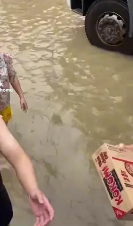 Hình ảnh đoàn thiện nguyện cứu trợ bà con thái nguyên . Thật là tuyệt vời #TikTokAwardsVN #xuhuongtiktok #lulut #review #thainguyen 