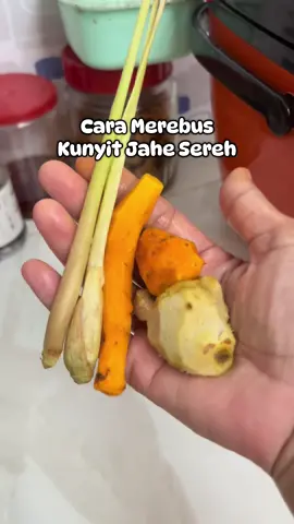 Rimpang atau herbal boleh direbus agar lebih berasa atau terekstrak lebih banyak zat aktifnya, tapi jangan merebus terlalu lama karena bisa merusak zat aktif yang bermanfaat untuk tubuh #herbal #tehkunyitserehjahe #tehherbal #ramuanherbal #herbalindonesia 