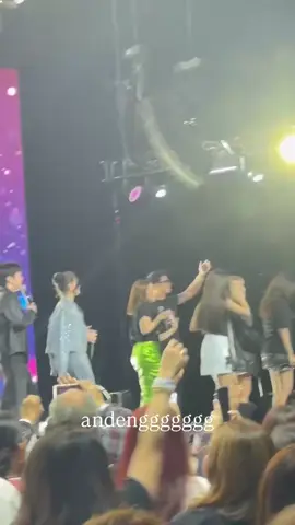 Di dj na parang bata na gala ng gala sa stage haha ang kyute niya with vice ganda may pa sayaw sayaw pa sa likod 🤭😁 #DanielPadilla #trending #fシforyoupage #tiktokphilippines #makeitviral 