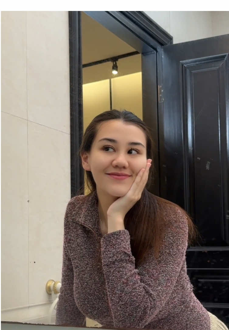 Next level Scarlett Glow Bright Gel Cleanser, dengan texture yang lembut, bikin kulit glowing & plumpy tanpa drama kulit ketarik! 